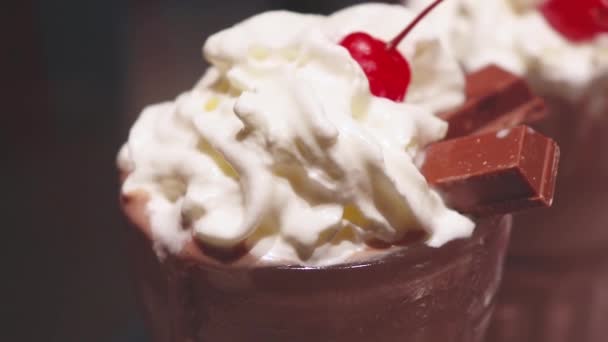 Çikolatalı Milkshake Tatlı Krem Kokteyl Kiraz Çikolata Gofret Detay — Stok video