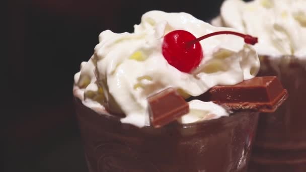 Dolce Frullato Cioccolato Con Panna Cocktail Ciliegia Cioccolato Wafer Dettaglio — Video Stock