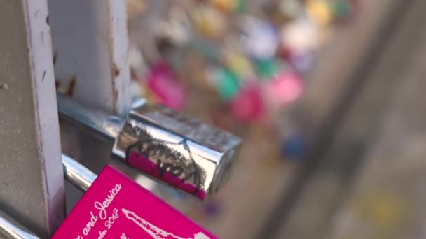 Paris France Több Száz Szeretet Zárak Szajna Híd Mellett Fém — Stock videók