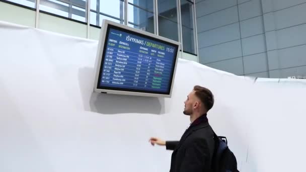 Mann Sucht Und Sucht Seinen Flug Auf Dem Startbildschirm — Stockvideo