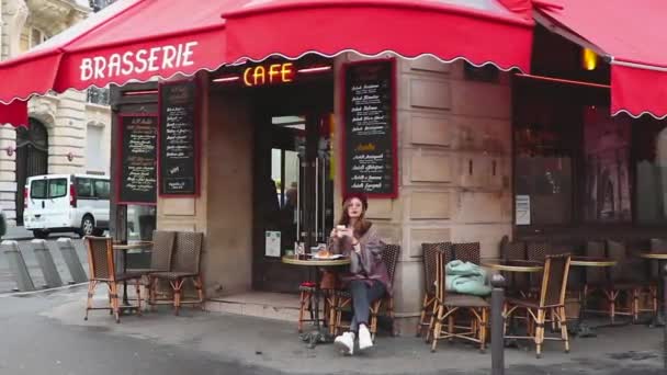 Kahve Içecek Kruvasan Street Ile Oturan Bere Içinde Güzel Kız — Stok video