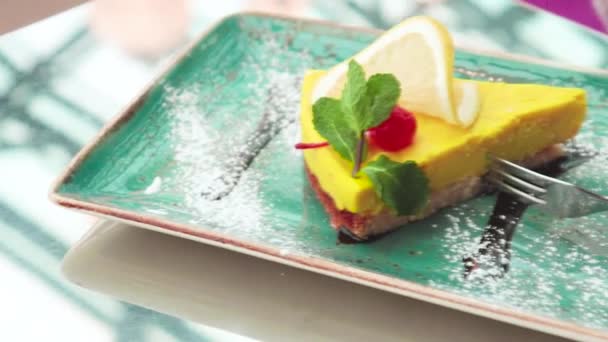 Tasse Café Lait Rose Avec Dessert Citron Jaune Avec Cerise — Video