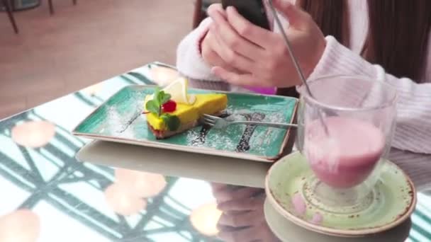 Ευτυχισμένος Κορίτσι Στο Ροζ Φόρεμα Τρώγοντας Ένα Κέικ Στο Καφέ — Αρχείο Βίντεο