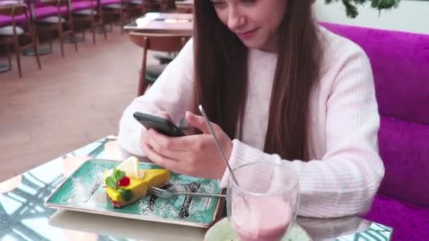 Mujer Compras Smartphone Cafetería Hermosa Joven Hembra Usando Teléfono Móvil — Vídeos de Stock