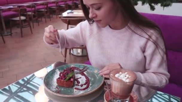 Ευτυχισμένος Κορίτσι Στο Ροζ Φόρεμα Που Τρώνε Ένα Κέικ Στο — Αρχείο Βίντεο