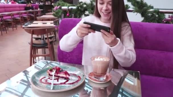 Chica Feliz Vestido Rosa Comiendo Pastel Café Tomar Una Foto — Vídeos de Stock