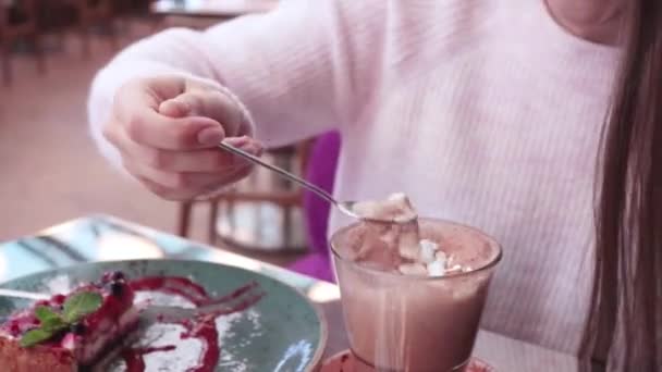 Lycklig Flicka Rosa Klänning Äta Tårta Caféet Tjej Med Långt — Stockvideo