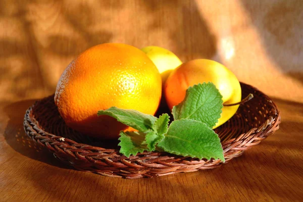 Fruit and mint — Stock Photo, Image