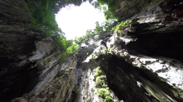 Gimbal Spaziergang in der einzigartigen großen mystischen Natur Batu Höhle. Lichtstrahl von oben. malaisia, Wahrzeichen von Kuala Lumpur. Hindi-indische Religion. 