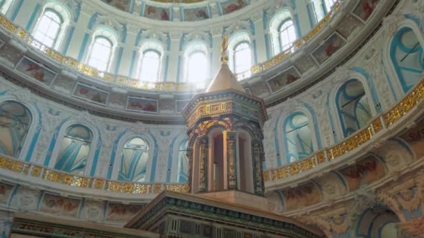 Camera rise flare light indoors decoration dome ceiling Resurrection Cathedral New Jerusalem Monastery religious stucco icons Istra Russia main temple historical sight grave of gentlemen. Gimbal — Stock Footage Camera Rise Flare Light Indoors Decoration Dome Ceiling Resurrection Cathedral Royalty Free Stock Video