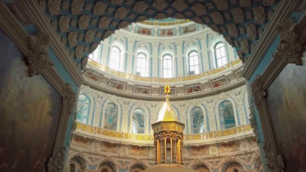 Epic passage inside arch decoration dome Resurrection Cathedral New Jerusalem Monastery religious sculpture murals icons Istra Russia church four pillar cross-domed church grave of gentlemen. Gimbal — Stock Footage Epic Passage Arch Decoration Dome Resurrection Cathedral New Jerusalem Monastery Stock Footage