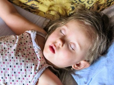 Üç yaşındaki küçük bir kızın gündüz rüyası.