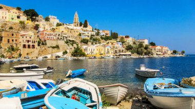 Symi şehri, Suriye Adası, Yunanistan - 4 Ekim 2014: Körfezin kıyısında birçok tekne ve gemi bulunan resimli evler
