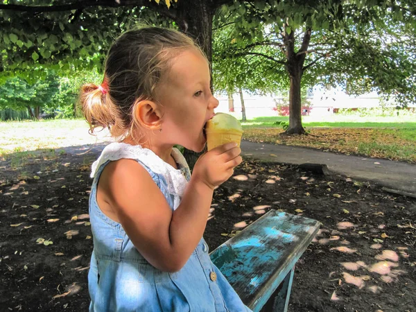 Pequena Menina Três Anos Parque Verde Verão Come Sorvete Uma — Fotografia de Stock