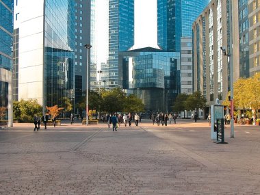 Paris, Fransa - 17 Ekim 2005: La Defense 'da sonbahar günü - Paris ve Avrupa' nın iş merkezi. Şirketlerin çalışanları yüksek binaların arka planına karşı.