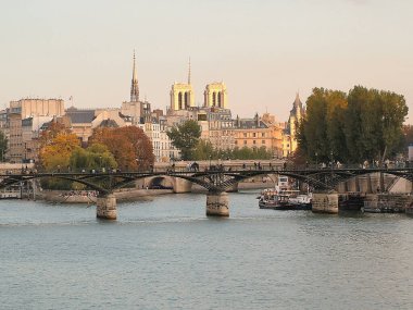 Paris 'te akşam ışığında. Demir Sanat Köprüsü (pont des Arts), Yeni Köprü (Pont Neuf), Cite ve Notre Dame de Paris adasını görebilirsiniz..