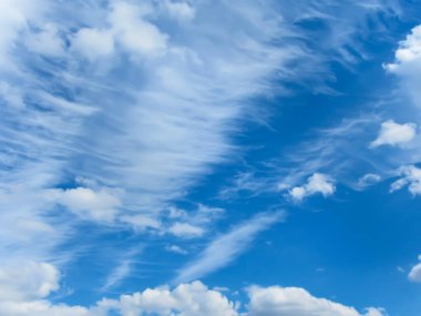 Güneşli bir bahar gününde mavi gökyüzünde beyaz bulutlar