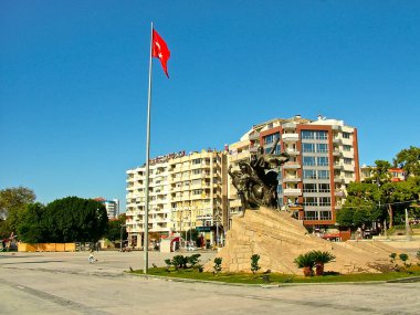 Antalya, Türkiye - 21 Ekim 2017: Cumhuriyet Meydanı, üzerinde Atuturk anıtı bulunan ana meydan. 