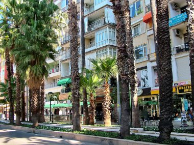 Antalya, Türkiye - 21 Ekim 2017 - Atatürk Caddesi şehrin en önemli ve güzel caddelerinden biridir.