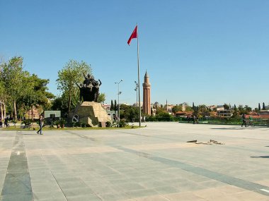 Antalya, Türkiye - 21 Ekim 2017: Cumhuriyet Meydanı, üzerinde Atuturk heykeli olan şehrin ana meydanı. Arka planda - Yivli minaresi olan eski Kaleici ilçesi.