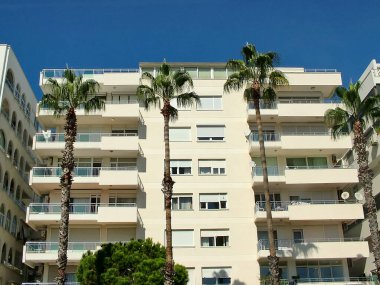 Açık güneşli havada, Akdeniz 'in bir şehrinde ikamet evleri