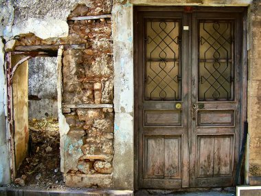 Antalya 'nın Kaleici ilçesinde eski bir kapı ve çökmekte olan bir ev