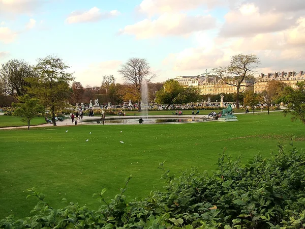 2005年10月16日 秋の夜 チュイルリー公園 Jardin Des Tuileries いつものように歩くと観光客の多くとして 背景にはリヴォリ通りの建物があります — ストック写真