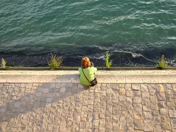 Париж Франция Октября 2005 Девушка Сидящая Воды Набережной Сены Вид — стоковое фото