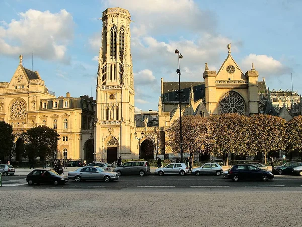 2005年10月16日 フランス ルーヴル美術館 ジェルマン オセルロワ教会と鐘楼の眺め 左はパリ1区の市庁舎 メアリー の建物 — ストック写真