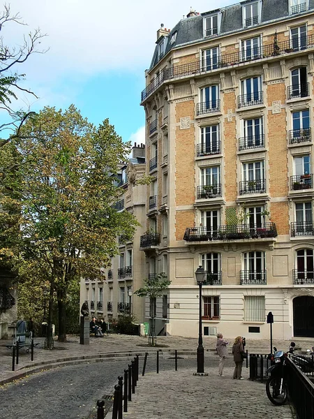 2005年10月19日 法国巴黎 达利达地区 那位著名歌手住在附近 在左下角 你可以看到为纪念女演员而设计的雕塑半身像 — 图库照片