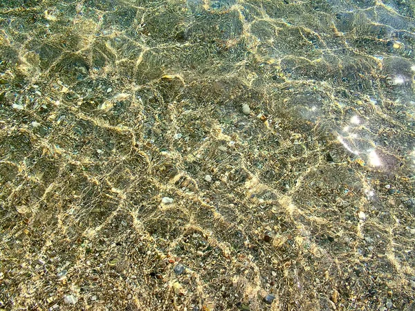 Akdeniz Kıyısında Tuzlu Içinde Çakıl Taşları Güneşin Parlaklığıyla — Stok fotoğraf