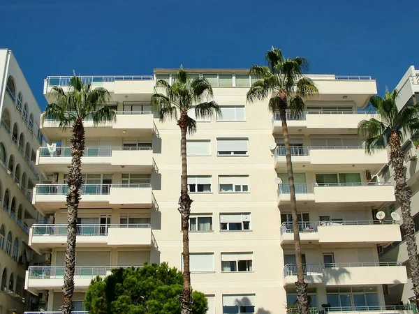 Açık güneşli havada, Akdeniz 'in bir şehrinde ikamet evleri