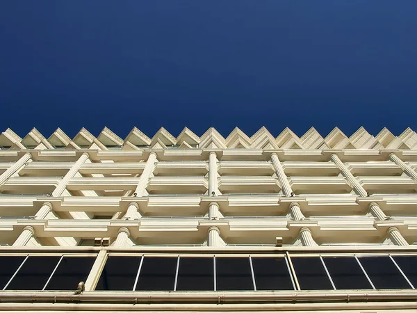 Bâtiment Blanc Contre Ciel Bleu Par Temps Clair Ensoleillé — Photo