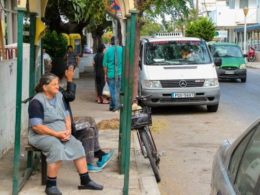 Rodos, Rodos Adası, Yunanistan - 8 Ekim 2014: Bir şehir caddesinde. Yerel halkın ölçülü ve aceleci olmayan yaşamı.