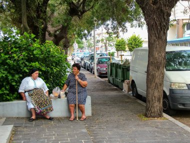 Rodos, Rodos Adası, Yunanistan - 8 Ekim 2014: Bir şehir caddesinde. Yerel halkın ölçülü ve aceleci olmayan yaşamı.