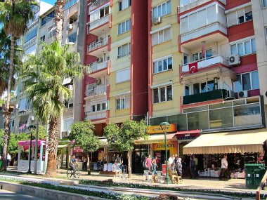 Antalya, Türkiye - 21 Ekim 2017 - Atatürk Caddesi 'nde - çok sayıda mağazası olan şehrin ana ve en güzel yeri
