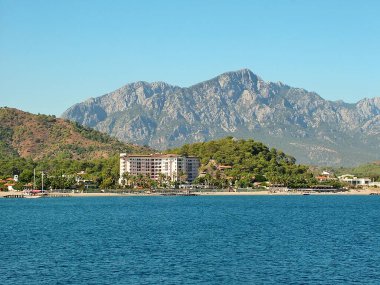 Akdeniz 'in kıyı manzarası ve dağları