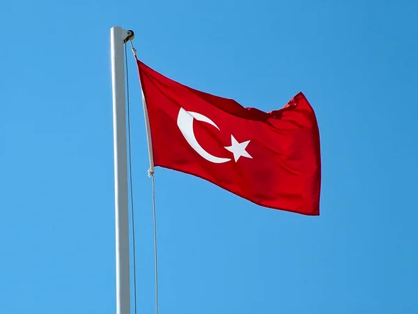 Türkiye Bayrağı Mavi Gökyüzüne Doğru Dalgalanırken Bayrak Direğinde — Stok fotoğraf