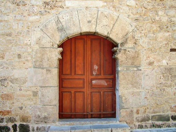 Дверь Древней Стене Старом Городе — стоковое фото