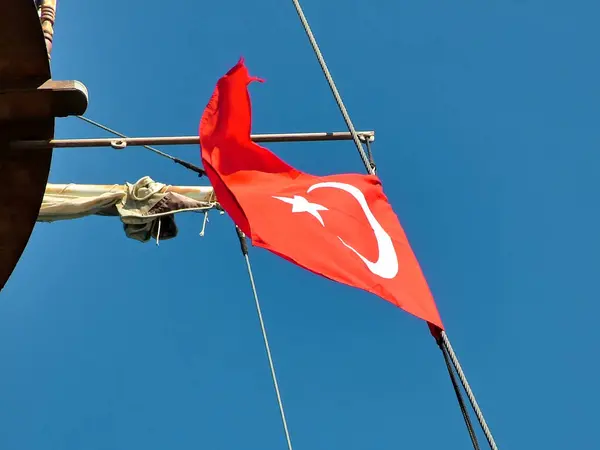 Bandeira Turquia Contra Céu Azul Iate — Fotografia de Stock