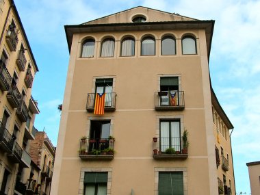 Girona 'daki eski evler güneşli bir sonbahar günü, Katalonya, İspanya