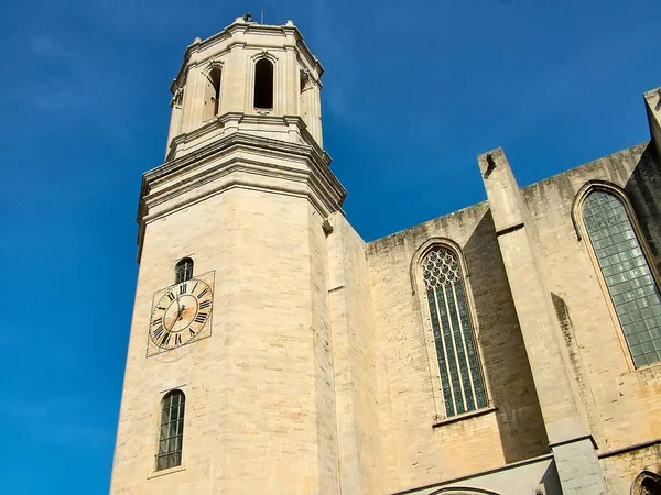 Mavi gökyüzüne karşı Girona Katedrali (Santa Maria Katedrali). Katalonya, İspanya