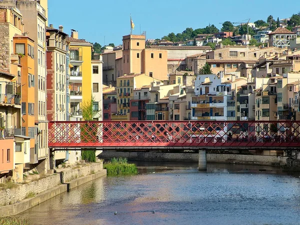 Girona, Katalonya, İspanya - 27 Eylül 2015 - Kırmızı Eyfel Köprüsü (Pont de Les Pescateries Velles). 