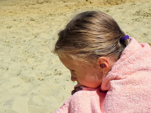 Menina Coberta Com Cobertor Contra Fundo Uma Praia Areia — Fotografia de Stock