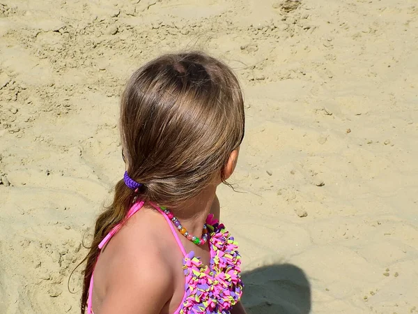 Menina Com Rosto Virado Fundo Uma Praia Areia — Fotografia de Stock