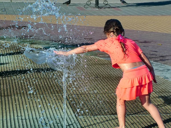 Bambina Doma Una Fontana Giardino Estivo Della Città — Foto Stock