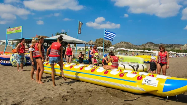 Faliraki Rodos Adası Yunanistan Ekim 2014 Kumlu Plajda Şişme Muz — Stok fotoğraf