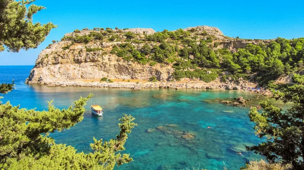 Faliraki köyü yakınlarındaki Rhodes Adası 'ndaki Anthony Quinn Körfezi' nde.