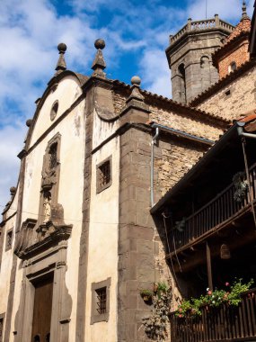 İspanya 'nın Katalonya bölgesindeki antik Rupit i Pruit şehrinde Archagel Tapınağı (13-17. yüzyıl)