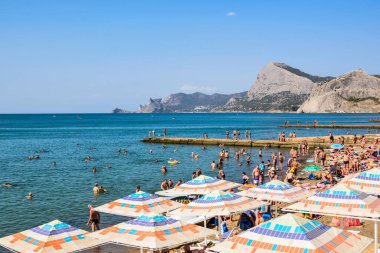 Sudak, Kırım - 2 Eylül 2018: Karadeniz, şehir plajı. Uzakta ise Sokol, Koba-Kaya, Karaul-Oba, Kapchik, Novy Svet köyleri görülüyor.